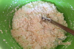 Recept elkészítése Túrós-áfonyás szelet édes morzsával, lépés 8