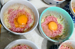 Recept elkészítése Sajtos-sonkás tojás egy bögrében, lépés 6
