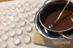 Recept elkészítése Csokoládés kosárkák diós töltelékkel, lépés 1