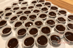 Recept elkészítése Csokoládés kosárkák diós töltelékkel, lépés 2