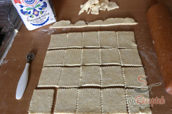 Recept elkészítése Lágy, cukros-fahéjas négyzetek túrós tésztából, lépés 4