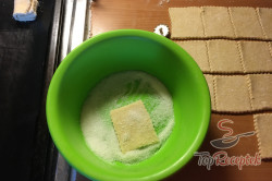 Recept elkészítése Lágy, cukros-fahéjas négyzetek túrós tésztából, lépés 5