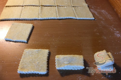 Recept elkészítése Lágy, cukros-fahéjas négyzetek túrós tésztából, lépés 6