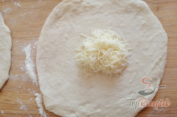 Recept elkészítése Extra gyors, sajttal töltött kenyérlepény, lépés 3