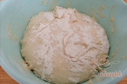 Recept elkészítése Puha, réteges kifli édes túrós töltelékkel, lépés 3