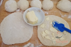 Recept elkészítése Puha, réteges kifli édes túrós töltelékkel, lépés 4