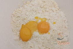 Recept elkészítése Gyümölcsös-tojáshabos szelet, lépés 2