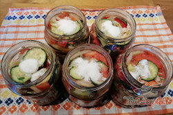 Recept elkészítése Színes saláta befőttesüvegben, lépés 6