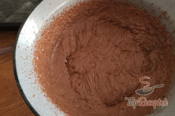 Recept elkészítése Szaftos kakaós szelet csokis-tejfölös öntettel, lépés 3