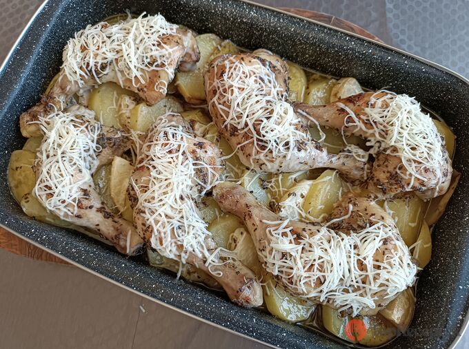 Recept Ropogós, illatos csirkecomb burgonyával és zellerrel. Gyors ebéd egyetlen sütőtálban, felesleges körök nélkül.