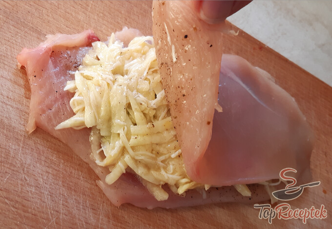 Egyszerű serpenyős recept: burgonyás-sajtos körettel töltve