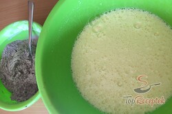 Recept elkészítése Lágy tejszínhabos szelet csokival, lépés 2