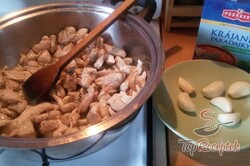 Recept elkészítése Tészta csirkemellel, paradicsomos mártással, lépés 3