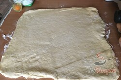 Recept elkészítése Tejfölös és ömlesztett sajtos pogácsa, lépés 3