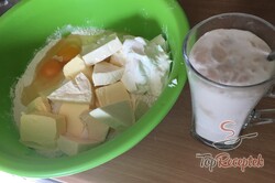 Recept elkészítése Tejfölös és ömlesztett sajtos pogácsa, lépés 2