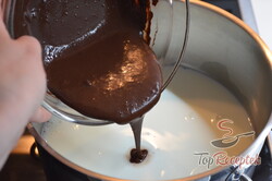 Recept elkészítése Szereti a csokoládét? Készítse el ezt a lágy csokis desszertet liszt és sütés nélkül, lépés 4