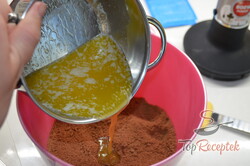 Recept elkészítése Lágy epres-kekszes desszert sütés nélkül, lépés 3