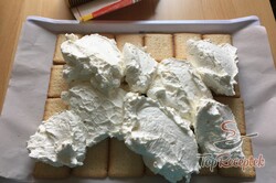 Recept elkészítése Túrós sajttorta sütés nélkül, áfonyával, tepsiben, lépés 4