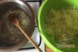 Recept elkészítése A legjobb cukkinis pogácsa, ami még másnap is olyan friss, mintha aznap készült volna, lépés 4