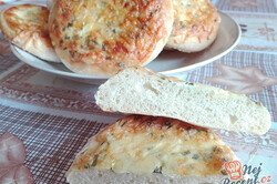 Recept elkészítése Kelt kenyérlángos joghurttal és sajttal, lépés 4