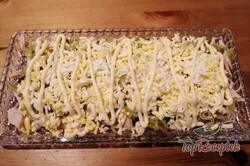 Recept elkészítése Tojásos-csirkés majonézes saláta ünnepekre, lépés 6
