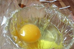 Recept elkészítése Hogyan főzzünk tojást héj nélkül?, lépés 2