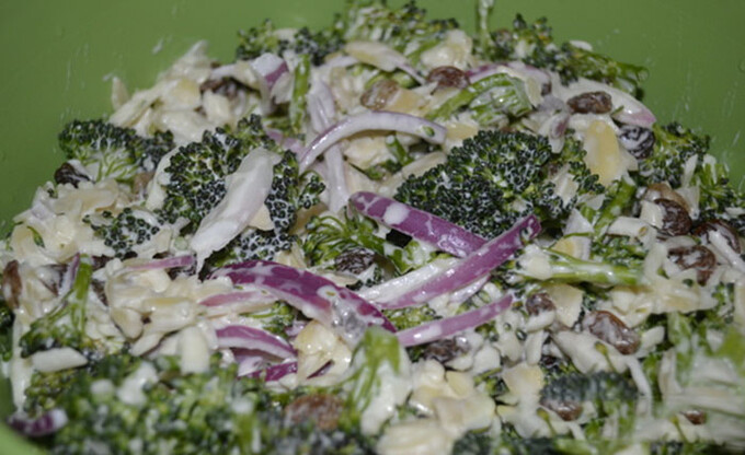 Recept Brokkolisaláta lilahagymával