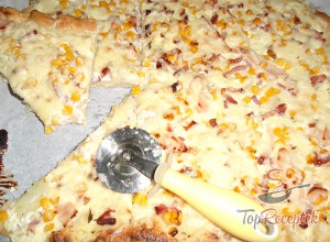 Recept Tejfölös-fokhagymás pizza
